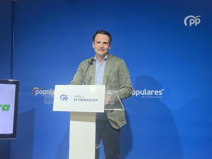 El secretrario general del PP de Extremadura, Abel Bautista, en rueda de prensa