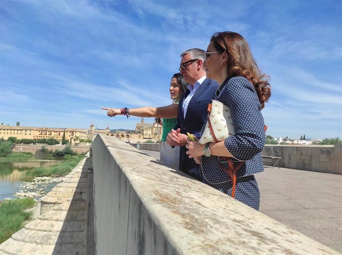 Manuel Gavira con Yolanda Almagro y Rocío Puebla en el río Guadalquivir.