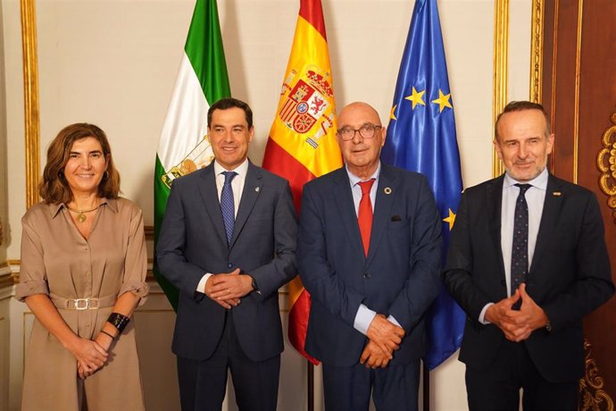 Juanma Moreno se reúne en San Telmo con el presidente de la plataforma andaluza de cooperativas