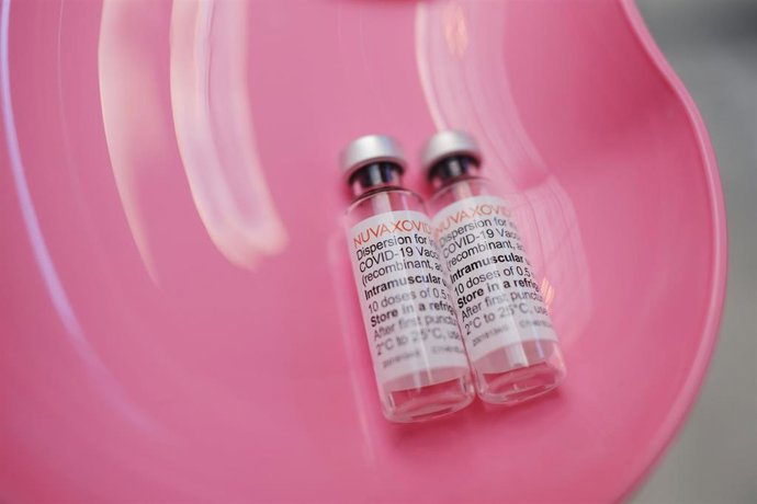 Archivo - 01 March 2022, Bremen: A dish with two ampoules of the vaccine Nuvaxovid from the US manufacturer Novavax. Photo: Markus Hibbeler/dpa