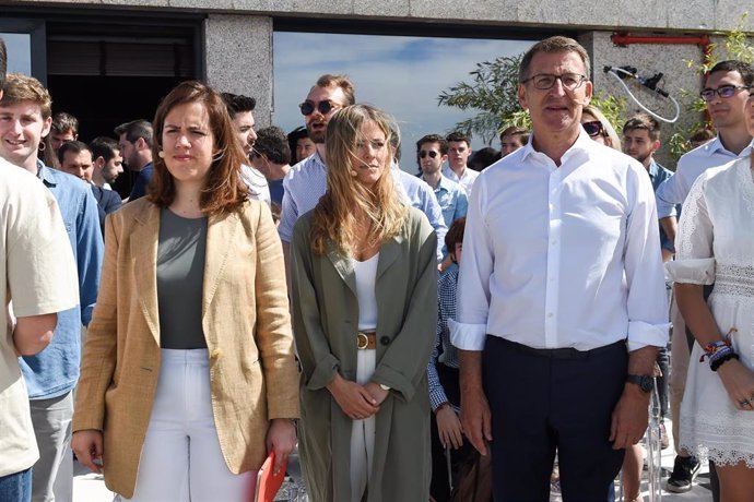 (I-D) La integrante del Grupo del Partido Popular Europeo Lídia Pereira; la presidenta de Nuevas Generaciones del PP y diputada vasca, Beatriz Fanjul, y el presidente del Partido Popular, Alberto Núñez Feijóo, a su llegada a la clausura del acto organiz