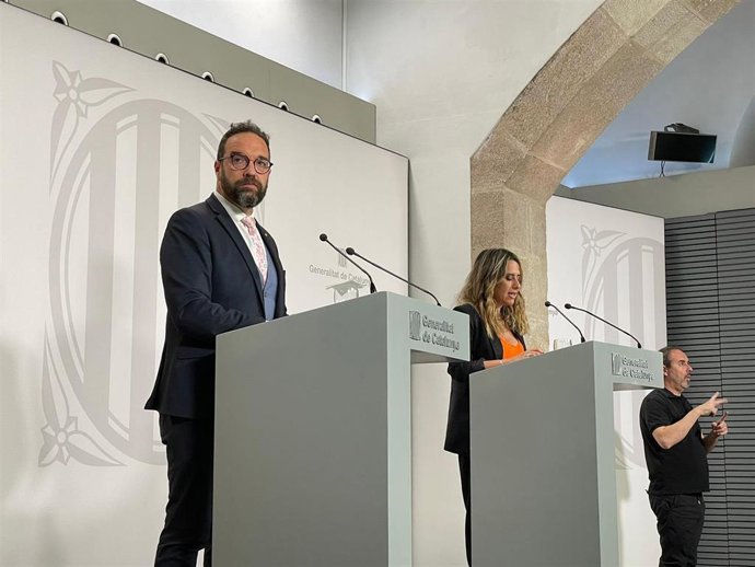 El conseller de Territorio de la Generalitat, Juli Fernndez, y la portavoz del Govern, Patrícia Plaja, en una rueda de prensa tras el Consell Executiu.
