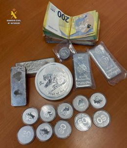 Investigado un pasajero en el Puerto de Tarifa por llevar cuatro kilos de plata y 13.000 euros ocultos en su equipaje