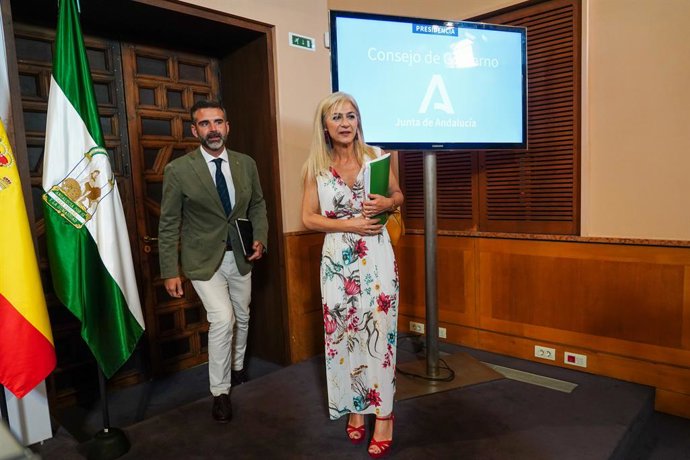 El consejero de Sostenibilidad, Medio Ambiente y Economía Azul y portavoz del Gobierno, Ramón Fernández Pacheco, y la consejera de Desarrollo Educativo y Formación Profesional,   Patricia del Pozo a su llegada a la rueda de prensa posterior al Consejo d