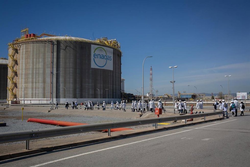 Archivo - Exterior de la central de regasificación de Enagás de Barcelona, en el Puerto de Barcelona, a 7 de abril de 2022, en Barcelona, Catalunya (España). La guerra de Ucrania y la crisis energética ha revitalizado la situación geoestratégica del pue
