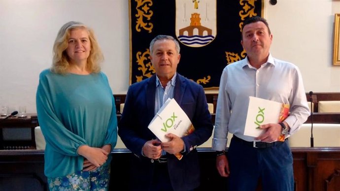El portavoz del grupo municipal de Vox en el Ayuntamiento de Alcalá de Guadaíra (Sevilla), Juan Carlos Sánchez, en el centro de la imagen con otros compañeros de su formación.