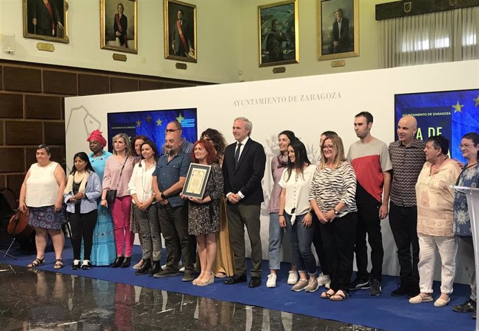 El albergue municipal ha recibido el Premio Estrella de Europa 2023 por su Plan de primera oportunidad de manos del alcalde de Zaragoza, Jorge Azcón