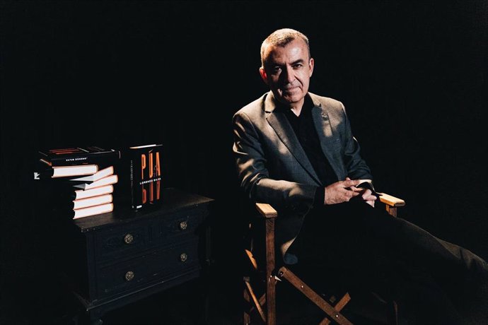 El escritor Lorenzo Silva posa durante la presentación de su novela Púa