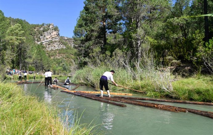 Archivo - Varios gancheros dentro del agua durante la Fiesta de los Gancheros del Alto Tajo, a 27 de agosto de 2022, en Guadalajara, Castilla La Mancha (España). Esta festividad, que se celebra desde hace diez años en el Alto Tajo, se trata de un homena