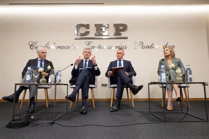 O presidente da Xunta (c), Alfonso Rueda, nun acto na CEP, acompañado polo vicepresidente primeiro, Francisco Conde; o presidente da CEP, Jorge Cebreiros; e a delegada da Xunta en Vigo, Marta Fernández-Tapias.