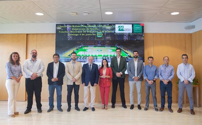 El presidente de la Diputación de Sevilla, Fernando Rodríguez Villalobos, en el centro de la imagen , en la presentación de los torneos Fútbol 7 y de Baloncesto.