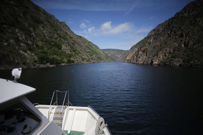 Cañón del Río Sil durante el trayecto del catamarán del Sil por la Ribeira Sacra, a 28 de abril de 2023, en Monforte de Lemos, Lugo, Galicia (España). La Diputación de Lugo y Ourense ponen a disposición de los ciudadanos rutas en catamarán por A Ribeira