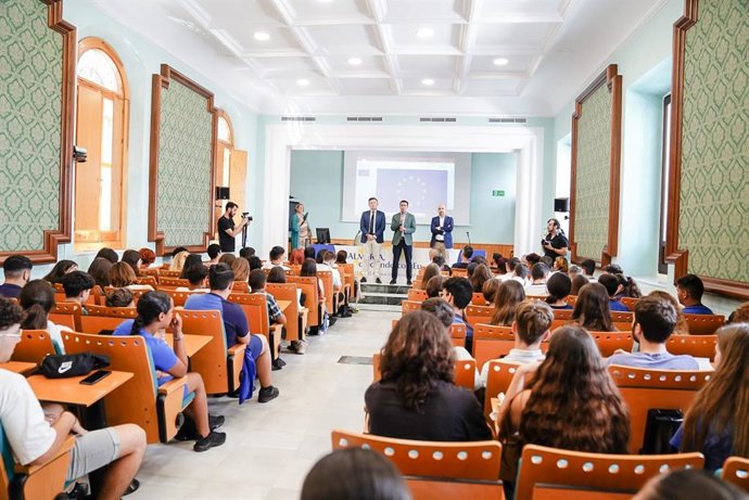 La Diputación de Almería celebra el 'Día de Europa' con unos 160 estudiantes en la sede de la UNED.