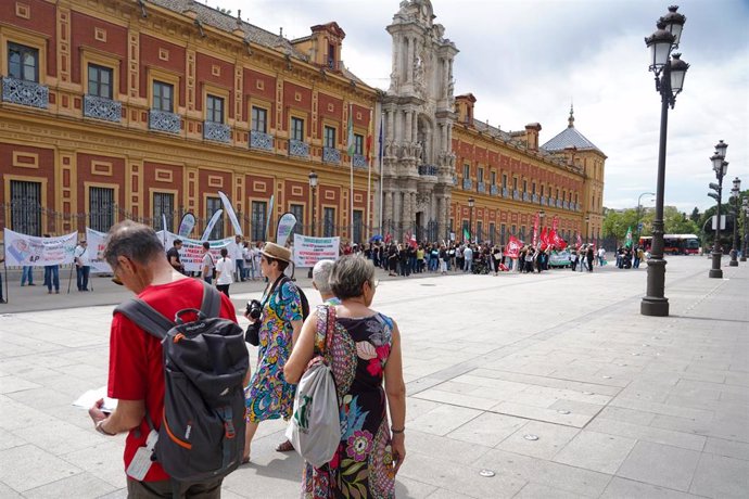 Turistas coinciden con los sanitarios del Sindicato Médico Andaluz, concentrados ante el Palacio de San Telmo con motivo de la cuarta jornada de huelga de 24 horas en atención primaria, foto de archivo