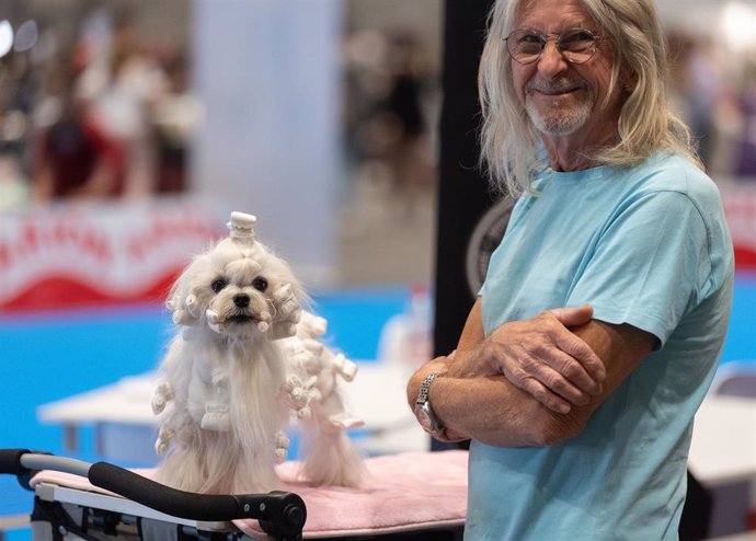 Archivo - Un perro bichón maltés con su dueño en la inauguración de la World Dog Show, en la Feria de Madrid, Ifema, a 24 de junio de 2022, en Madrid (España). La feria World Dog Show es la mayor feria canina a nivel mundial y se celebra en Ifema hasta 