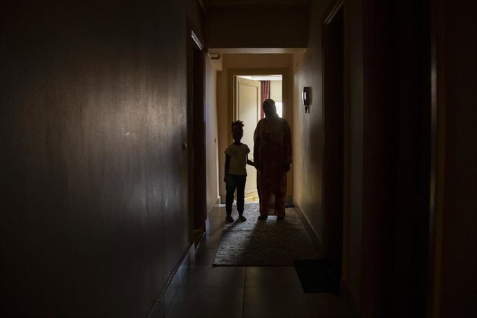 Una familia llegada a Giza, en Egipto, desde Sudán tras el estallido de los combates