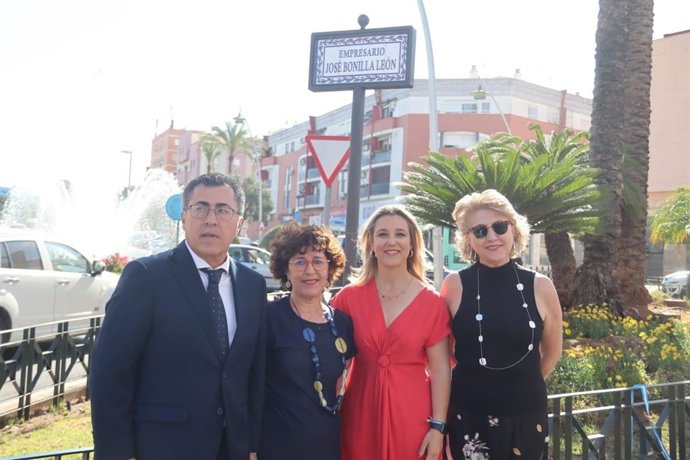 La alcaldesa de Alcalá de Guadaíra, Ana Isabel Jiménez, junto a los hijos del empresario Bonilla León, en el lugar donde se ubica su placa homenaje.