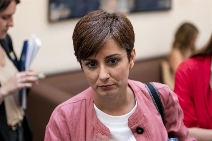 Archivo - La ministra de Política Territorial y portavoz del Gobierno, Isabel Rodríguez, a su salida de una sesión de control al Gobierno, en el Senado, a 10 de mayo de 2022, en Madrid (España). El Gobierno ha acordado la destitución de la directora del