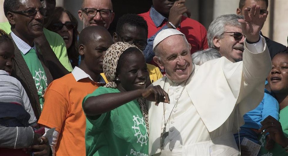 Archivo - El Papa Francisco junto a hombres y mujeres migrantes