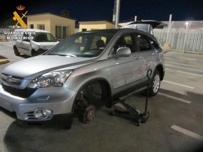 Detenido en Ceuta al embarcar hacia Algeciras (Cádiz) conduciendo sin carné un todoterreno con hachís en las ruedas