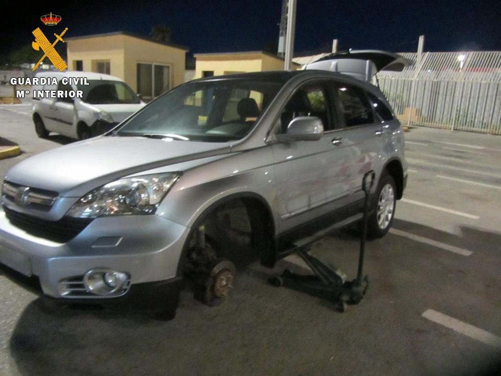 Detenido en Ceuta al embarcar hacia Algeciras (Cádiz) conduciendo sin carné un todoterreno con hachís en las ruedas