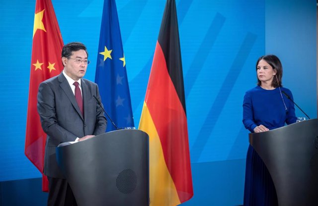 La ministra de Exteriores de Alemania, Annalena Baerbock, junto a su homólogo chino, Qin Gang, en Berlín (Alemania).