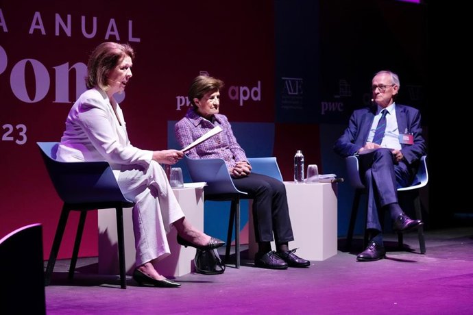 La filósofa y directora de Fundación Étnor, Adela Cortina, y el presidente del Consejo Económico y Social de España (CES), Antón Costas, junto a Angs Noguera, en la jornada anual Paco Pons