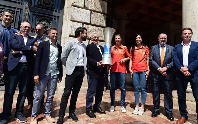 El Valencia Basket celebra en la ciudad su primer título de Liga Femenina