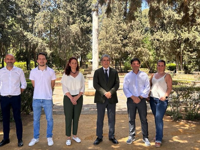 El candidato del PP a la Alcaldía de Castilleja de Guzmán, Salvador Cabeza de Vaca, con el director general del Espacio Universitario de la Universidad de Sevilla, Francisco Montero.