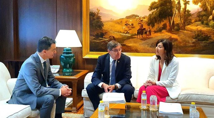 El ministro de Industria, Comercio y Turismo, Héctor Gómez, el vicepresidente y consejero de Industria del Gobierno de Aragón, Arturo Aliaga, y la secretaria de Estado de Turismo, Rosana Morillo.