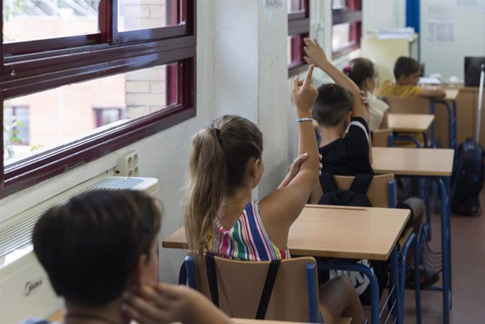 Archivo - Alumnos de un colegio público, foto de recurso