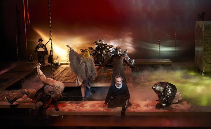 Escena de la obra 'L'alquimista' del TNC y KVS de Bruselas