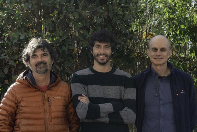 Archivo - De izquierda a derecha, los profesores y autores de 'Dientes de sable, jirafas y encebras' Trino Ferrández, Pedro Piñero y Chema Catarineu