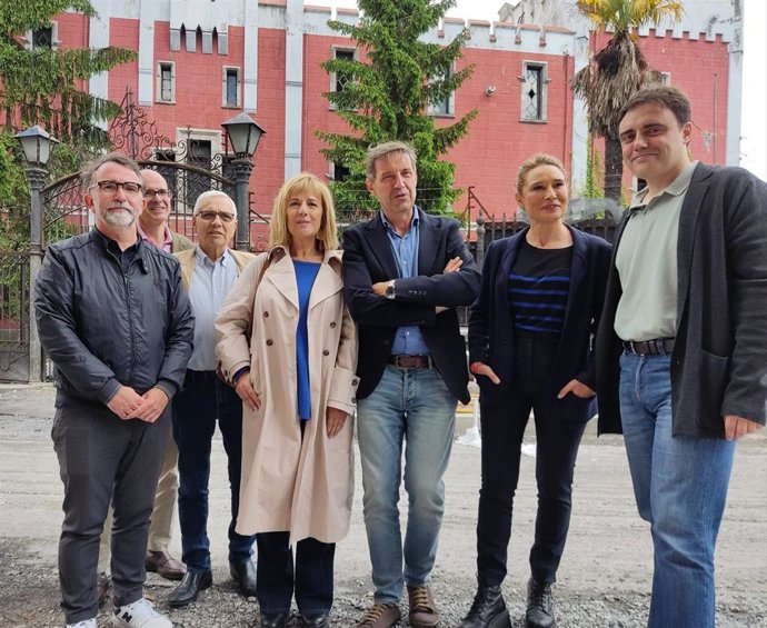 Miembros de la candidatura socialista, encabezada por Carlos Fernández Llaneza, al Ayuntamiento de Oviedo frente a la entradaa la Fábrica de La Vega.
