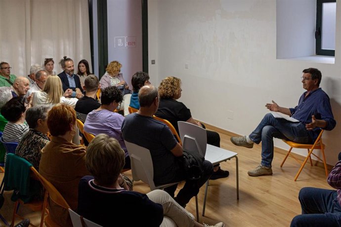 El candidato del PSIB a la alcaldía de Alaior, Toni Mir, presentando sus propuestas electorales