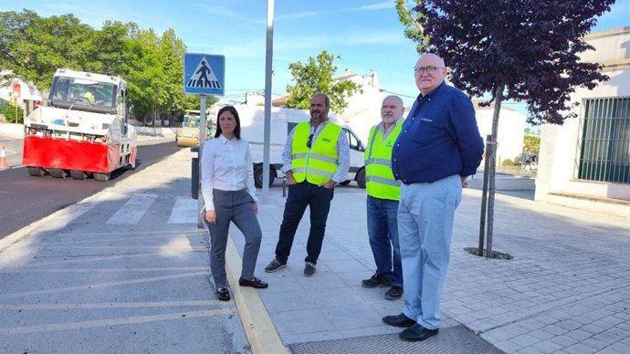 Casanueva (izda.), en la visita técnica a las obras de refuerzo del firme de la travesía de La Rambla, en la A-3133.