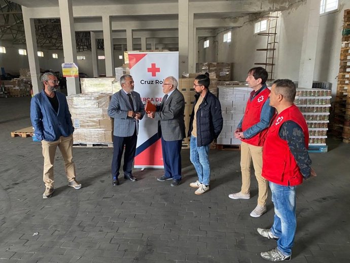 El subdelegado del Gobierno en Burgos, Pedro de la Fuente, en una visita a los alimentos que se repartirán a través del Fondos Español de Garantía Agraria