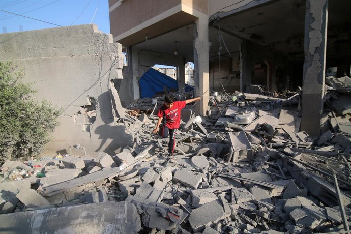 09 May 2023, Palestinian Territories, Rafah: Palestinians inspect the heavily-damaged house of Islamic Jihad leader Jihad Ghannam killed in a pre-dawn Israeli air strike. After the recent heavy rocket fire from Gaza, the Israeli Defence Forces (IDF) con
