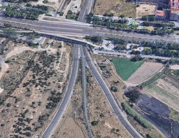 Vías de tren a la altura del paso elevado de la avenida Fernando Abril Martorell, donde se ha producido el arrollamiento mortal en la madrugada de este martes