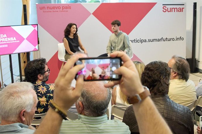 El asesor de Internacional de la Vicepresidencia segunda del Gobierno, Carlos Corrochano, y la economista Paula Moreno durante una rueda de prensa de Sumar en la sede de la organización de no lucro Ecooo, a 27 de abril de 2023, en Madrid (España). 