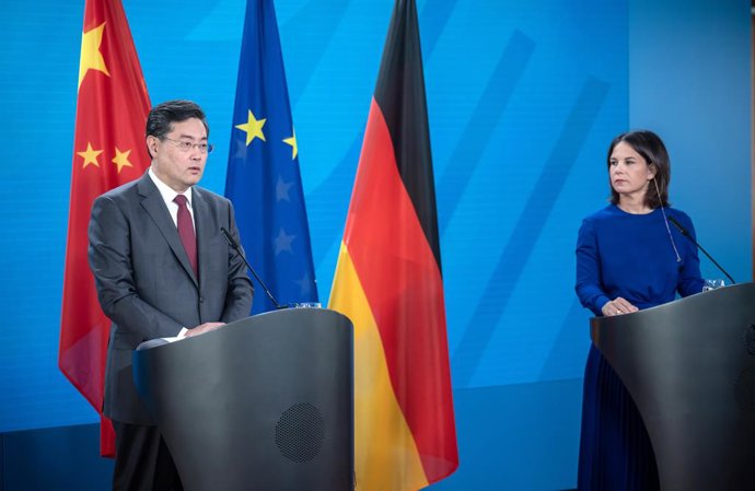 09 May 2023, Berlin: Annalena Baerbock (R), Germany's Foreign Minister, and Qin Gang, Chinese Foreign Minister, hold a joint press conference following their meeting at the Federal Foreign Office. Photo: Michael Kappeler/dpa-pool/dpa