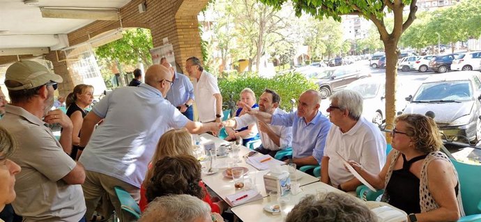 El alcalde y candidato a revalidar en el cargo, Antonio Muñoz, con vecinos y representantes de Sevilla Este.