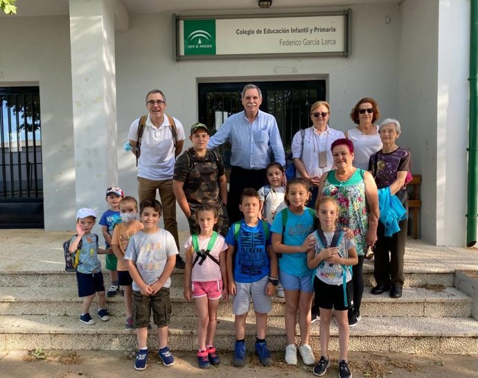 Viso (arriba, centro), con los profesores y alumnos del CEIP Federico García Lorca de Conquista.