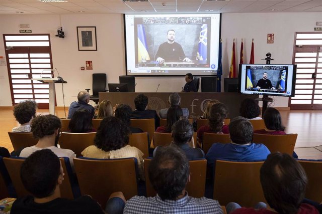 Estudiantes de la UMU atienden al presidente de Ucrania,  Volodímir Zelenski, durante la videoconferencia