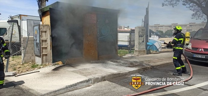 Sale ardiendo un transformador junto al camping de caravanas del recinto de la Feria de Jerez