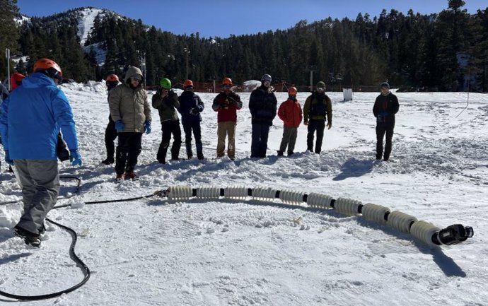 Los miembros del equipo de JPL prueban un robot serpiente llamado EELS en una estación de esquí en las montañas del sur de California en febrero.