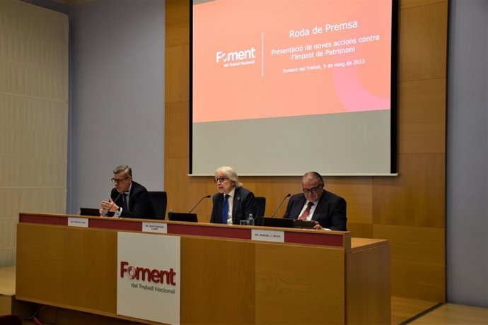 (E-D) El soci de procediments tributaris de Crowe Spain, Jordi de Juan; el president de Foment del Treball, Josep Sánchez Llibre; i el soci consultor de Roca&Junyent, Manuel J. Silva
