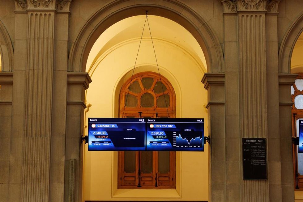 Dos paneles del IBEX 35 en el Palacio de la Bolsa de Madrid, a 11 de abril de 2023, en Madrid (España). El Ibex 35 ha iniciado la sesión de hoy con una subida del 0,51%, hasta los 9.359 puntos, tras el parón de Semana Santa, en una jornada en la que los
