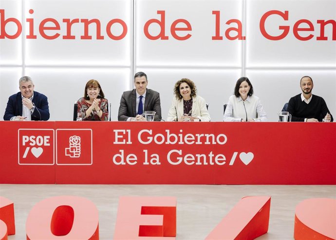 Archivo - (I-D) El secretario de Organización federal, Santos Cerdán; la presidenta del PSOE, Cristina Narbona; el secretario general del PSOE y presidente del Gobierno, Pedro Sánchez; la ministra de Hacienda y Función Pública, María Jesús Montero; la p