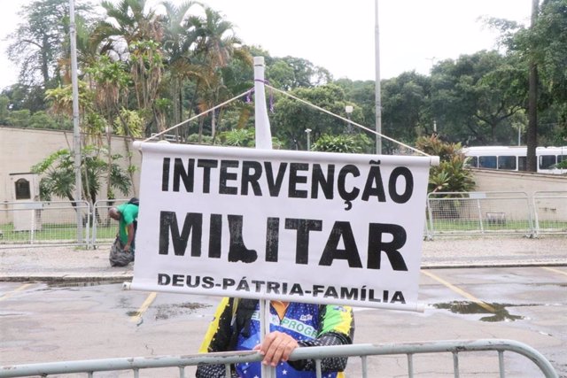 Archivo - Un seguidor de Jair Bolsonaro exige a los militares un golpe de Estado.